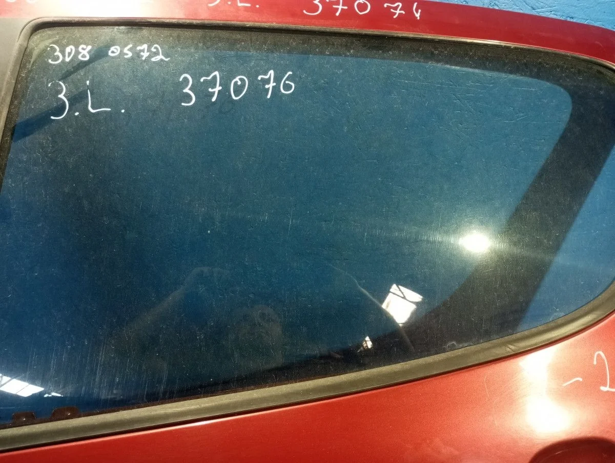 Стекло двери задней левой Peugeot 308 I (2007—2011)