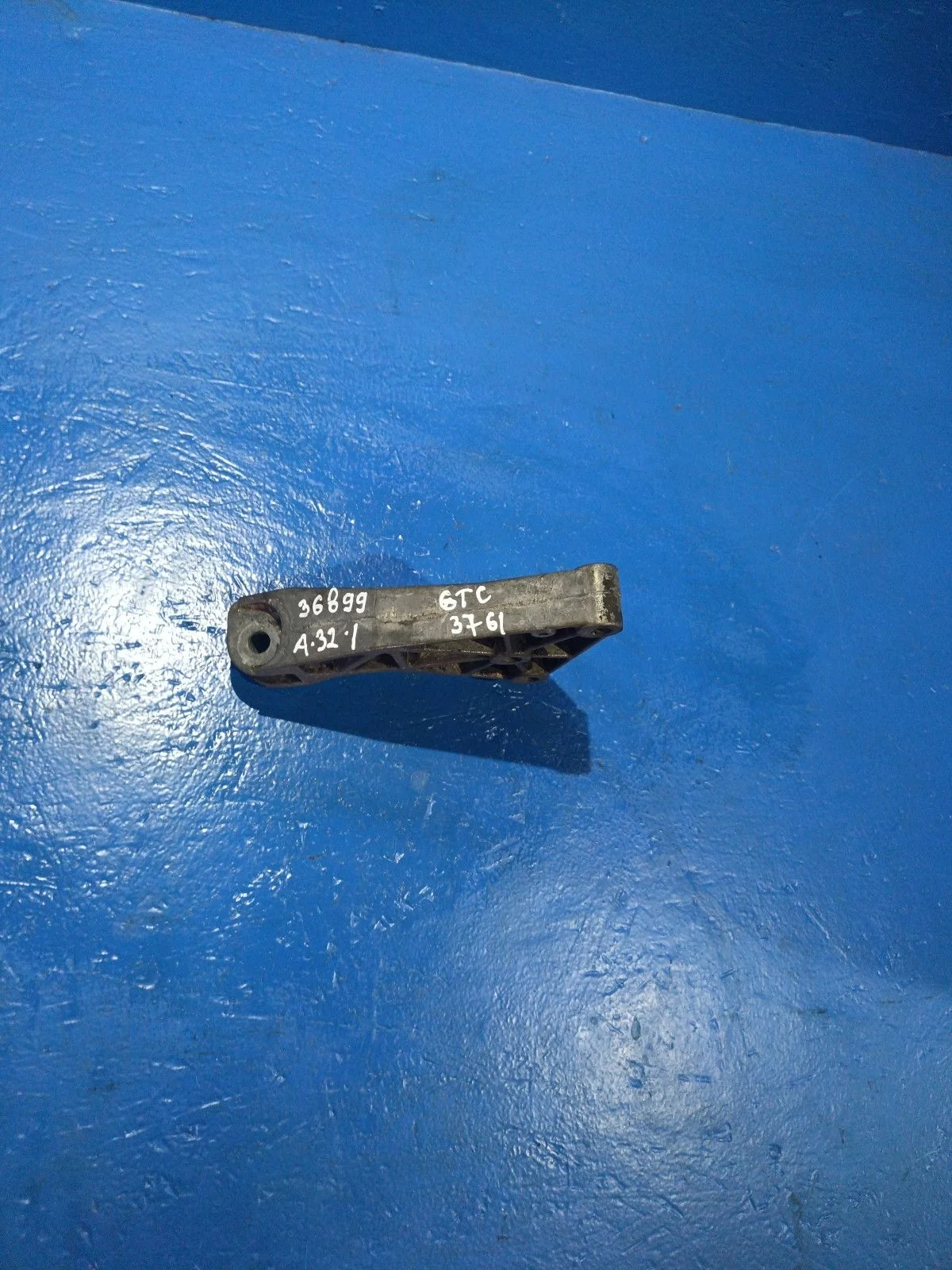 Кронштейн опоры двигателя Opel Astra GTC H (2004—2007)