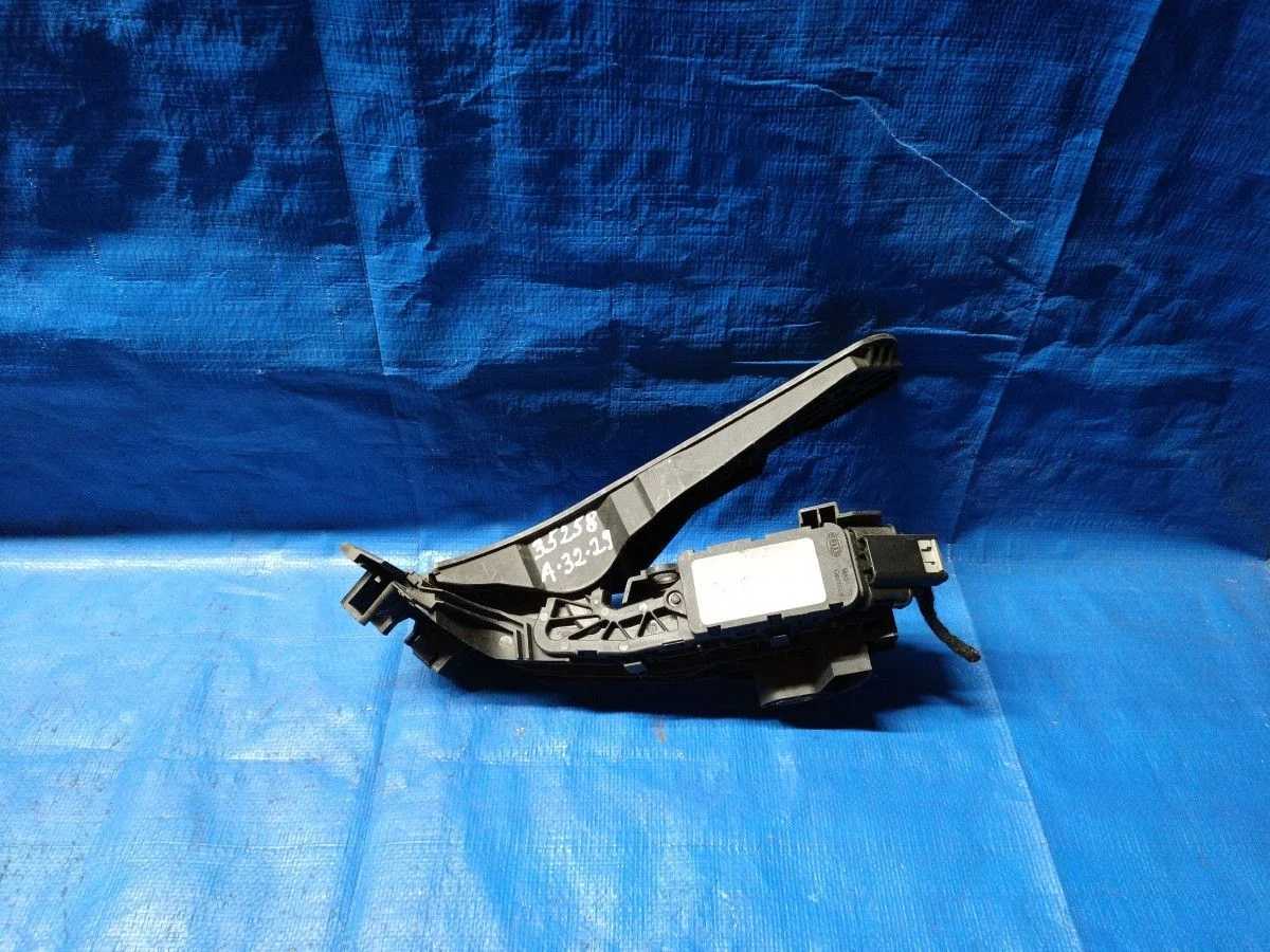 Педаль акселератора (датчик положения педали газа) Volkswagen Passat B6 (2005—2010)