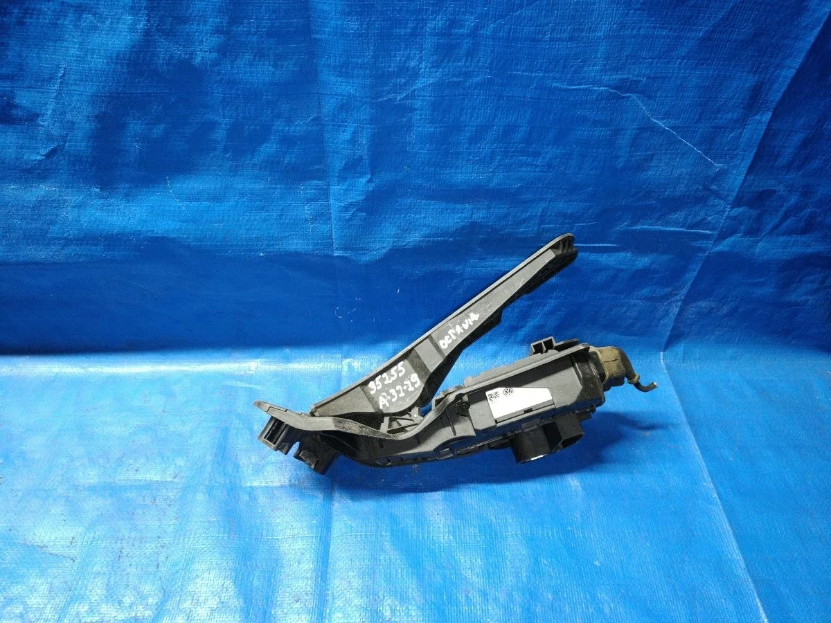 Педаль акселератора (датчик положения педали газа) Volkswagen Passat B6 (2005—2010)