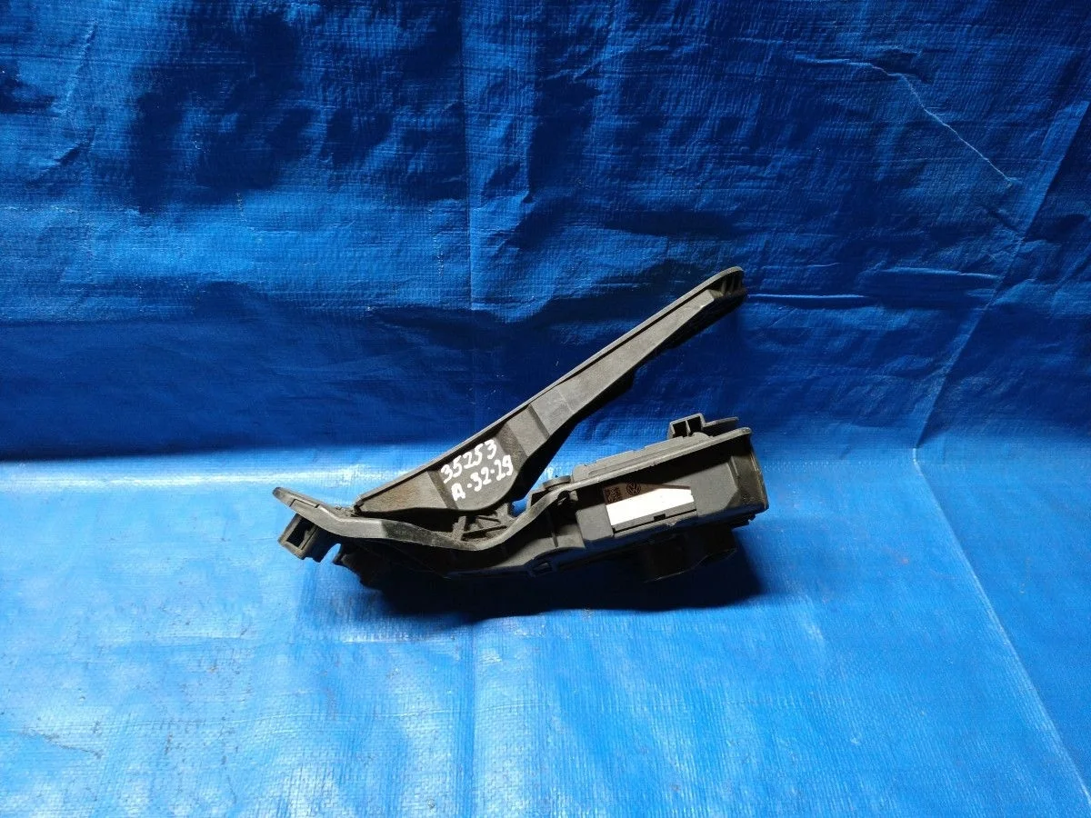 Педаль акселератора (датчик положения педали газа) Volkswagen Passat B6 (2005—2010)