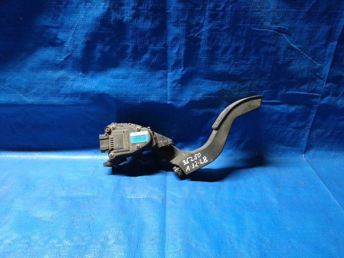 Педаль акселератора (датчик положения педали газа) Audi A6 C5 (1997—2001)