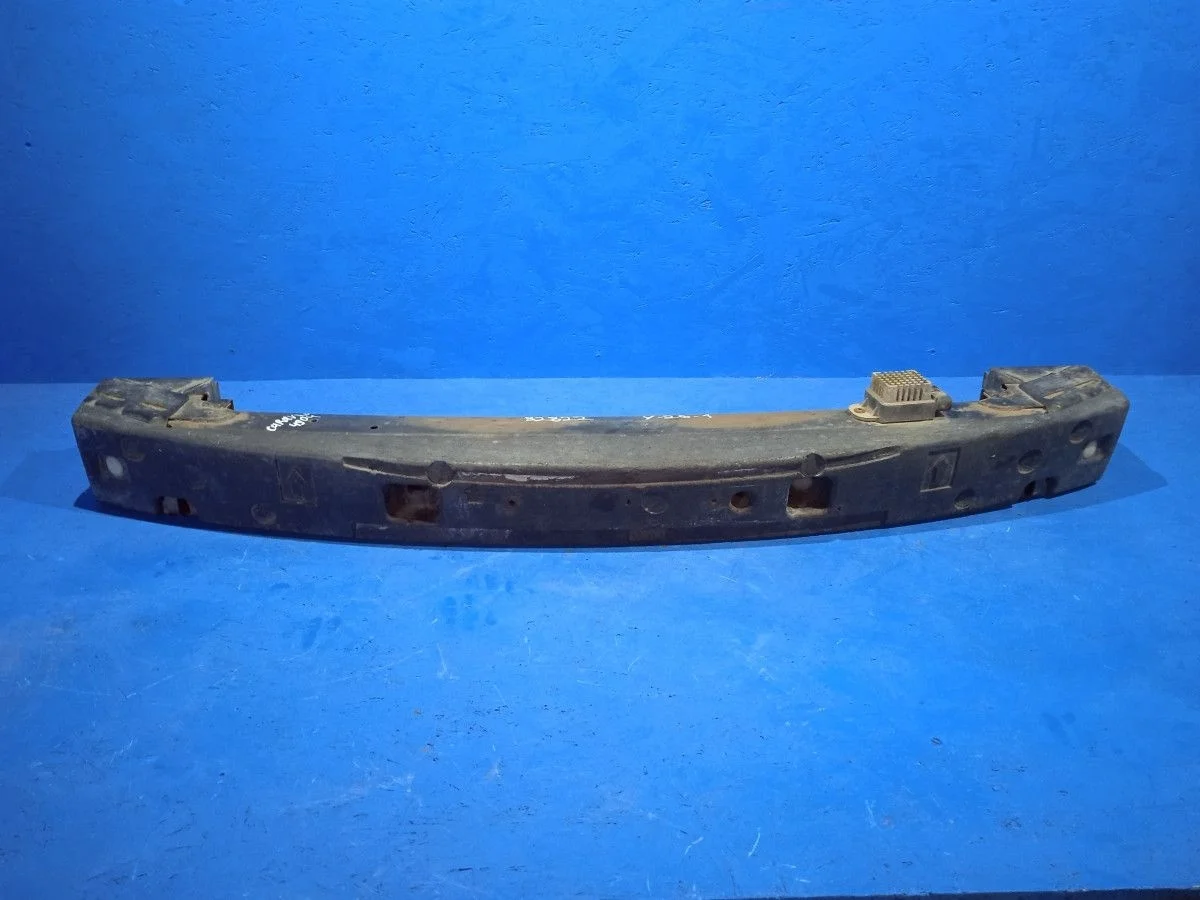 Усилитель переднего бампера Chrysler Voyager IV (2000—2004)