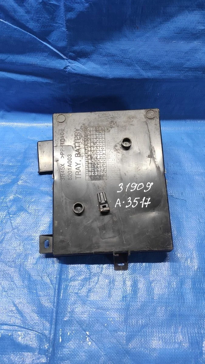 Крепление аккумулятора (корпус/подставка АКБ) Mitsubishi Outlander III рестайлинг 3 (2018—2025)