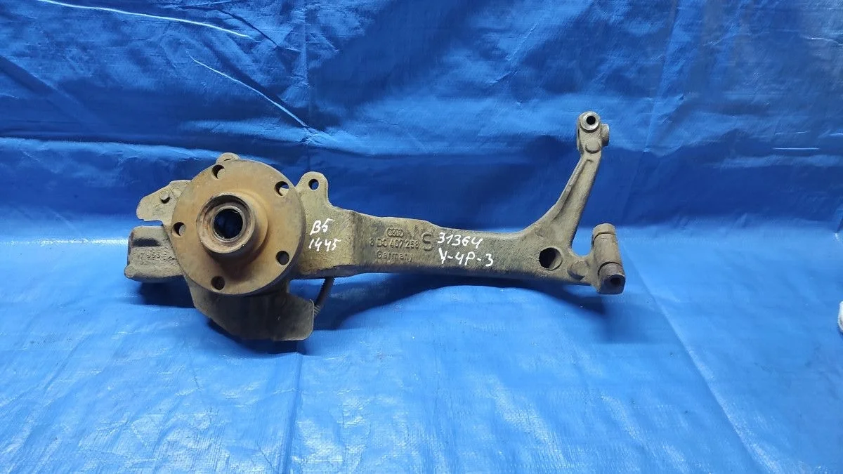 Кулак поворотный правый Audi A6 C5 (1997—2001)