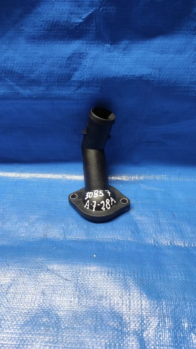 Фланец системы охлаждения Volkswagen Passat B6 (2005—2010)