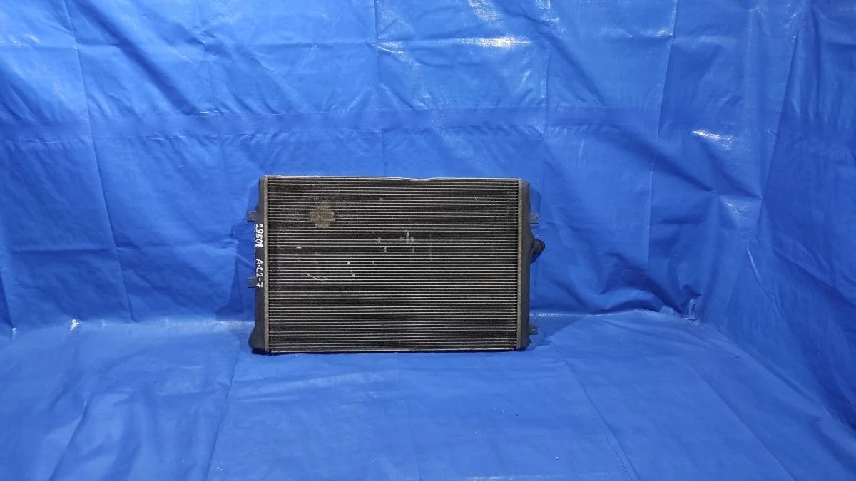 Радиатор охлаждения двигателя Volkswagen Passat B6 (2005—2010)