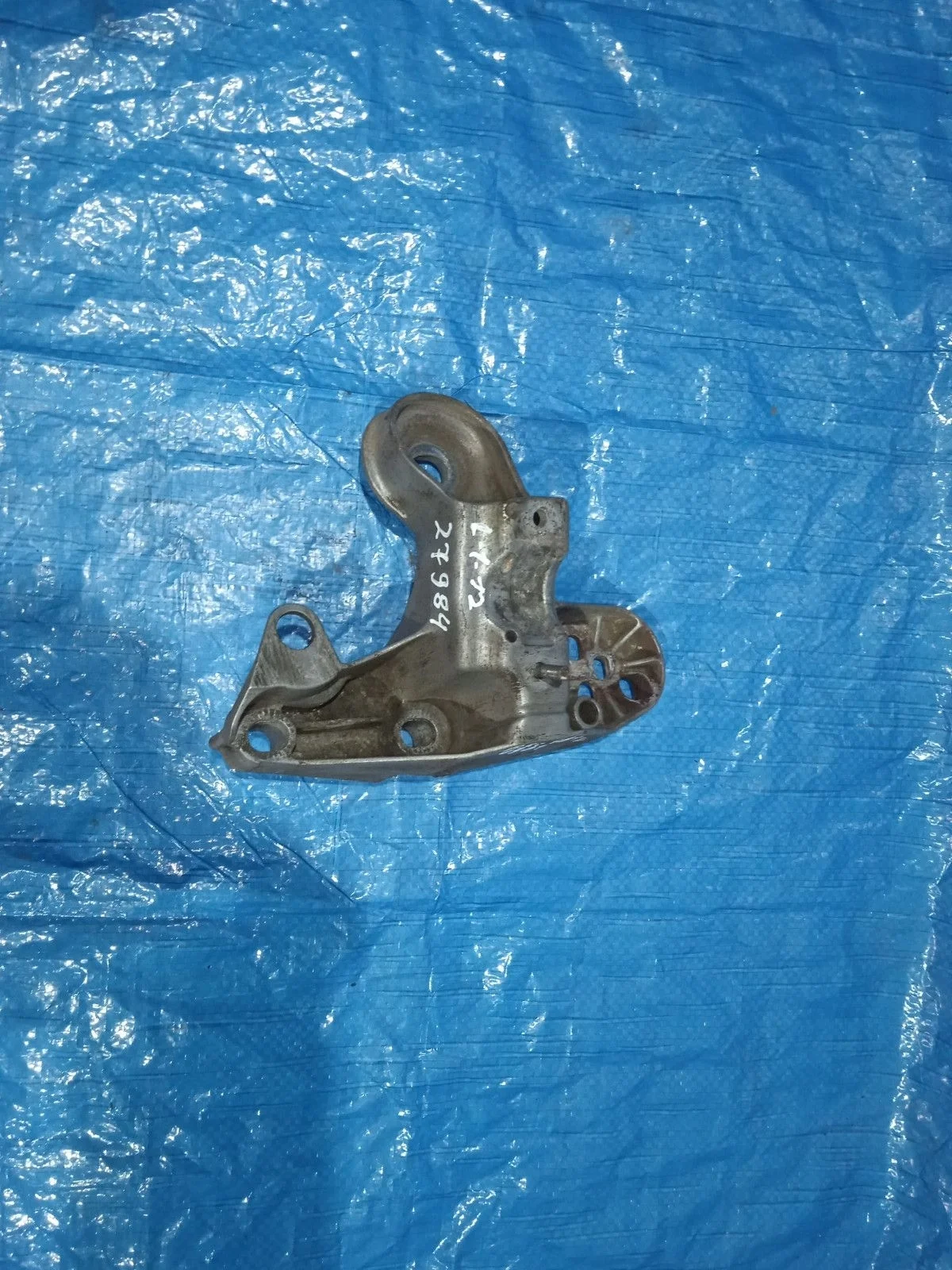 Кронштейн опоры двигателя Volkswagen Passat B5 рестайлинг (2000—2005)