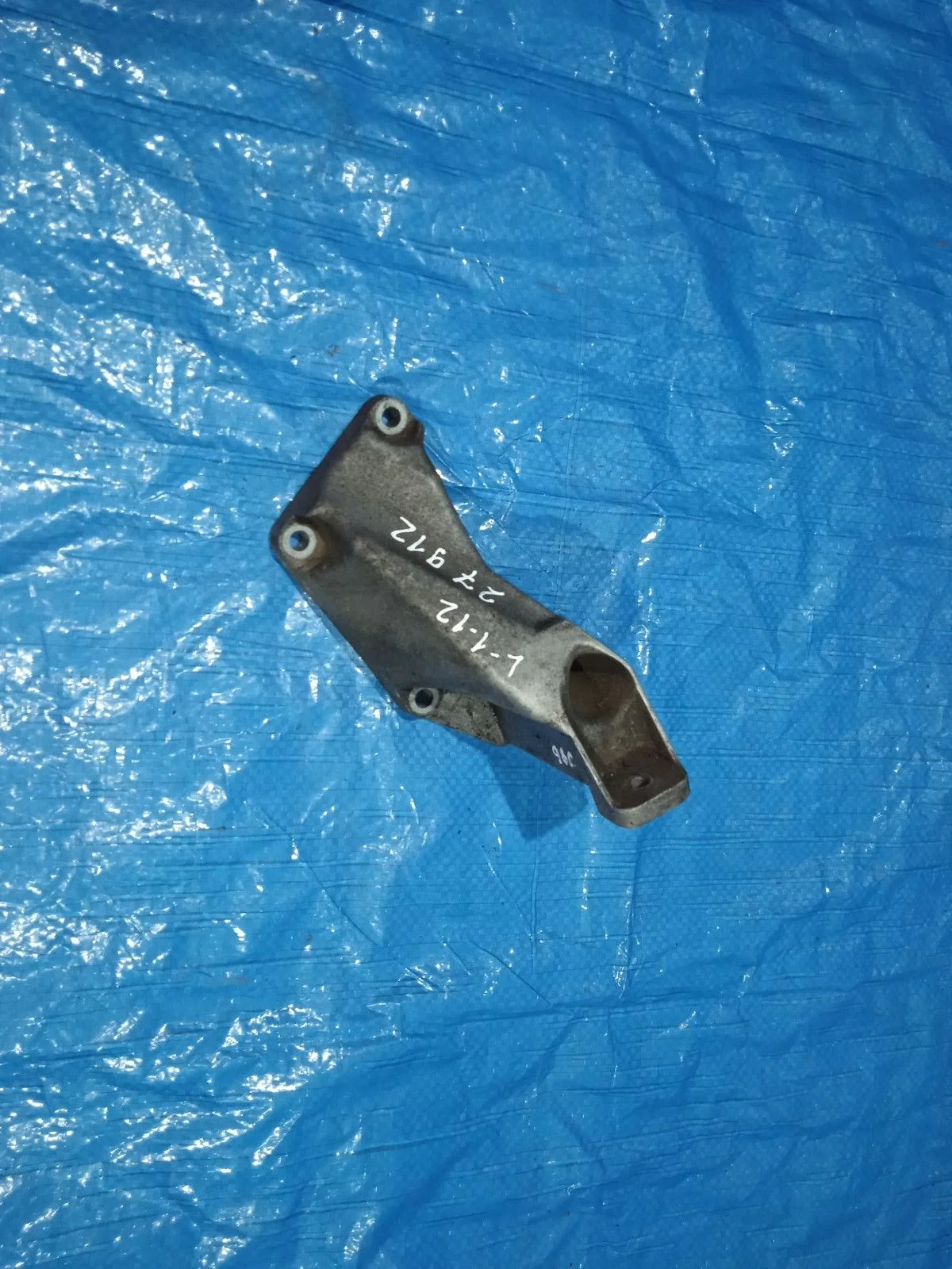 Кронштейн опоры двигателя Audi A4 B5 (1994—1999)