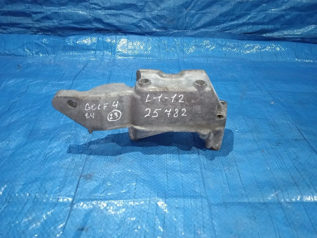 Кронштейн опоры двигателя Volkswagen Golf Mk4 (1997—2006)