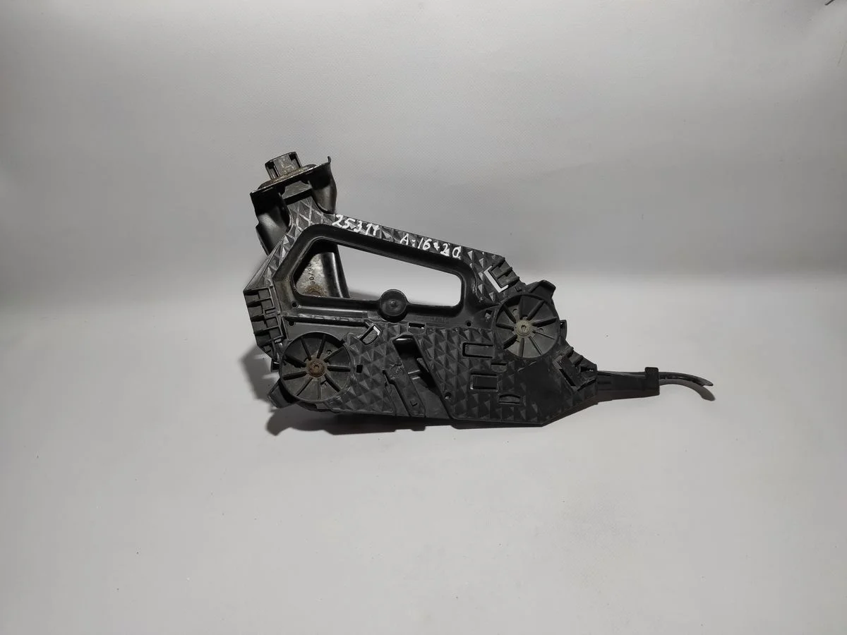 Кронштейн (крепление) фары правый Skoda Octavia II (2004—2009)