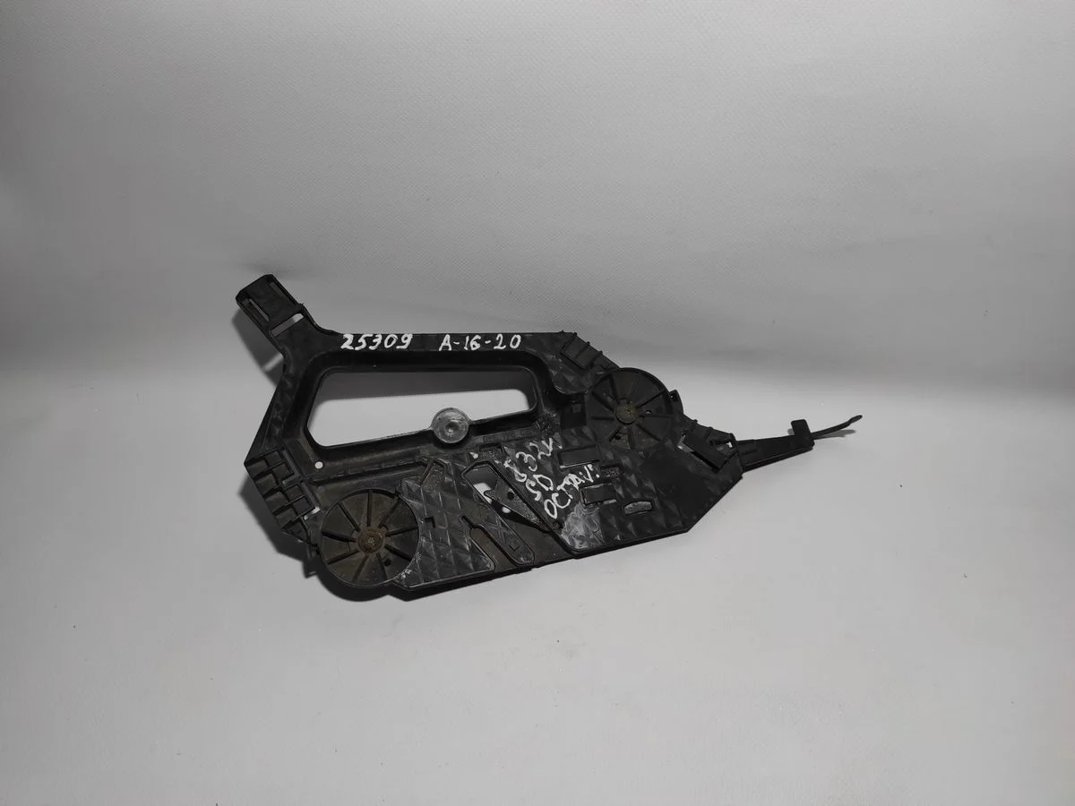 Кронштейн (крепление) фары правый Skoda Octavia II (2004—2009)