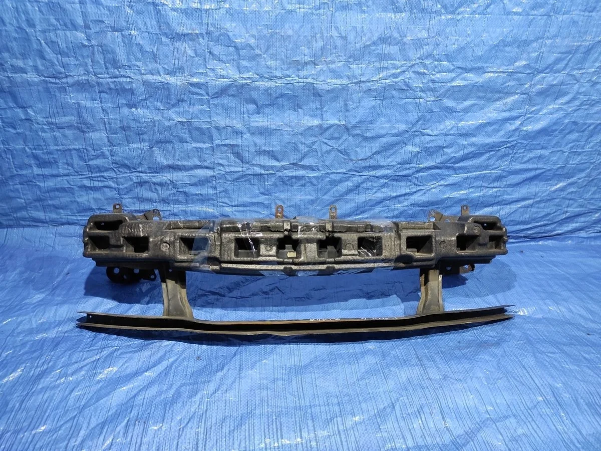 Усилитель переднего бампера Volkswagen Passat B6 (2005—2010)