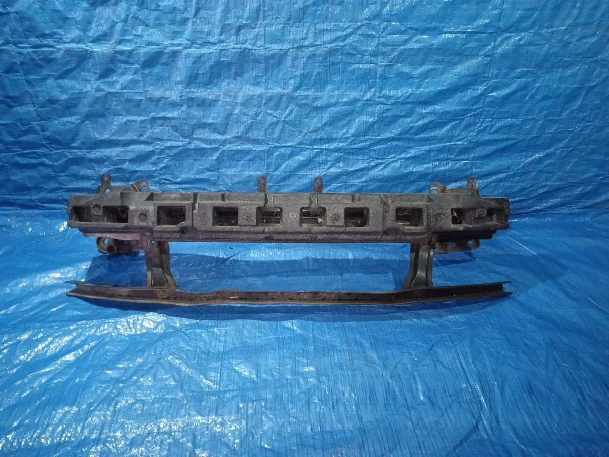 Усилитель переднего бампера Volkswagen Passat B6 (2005—2010)