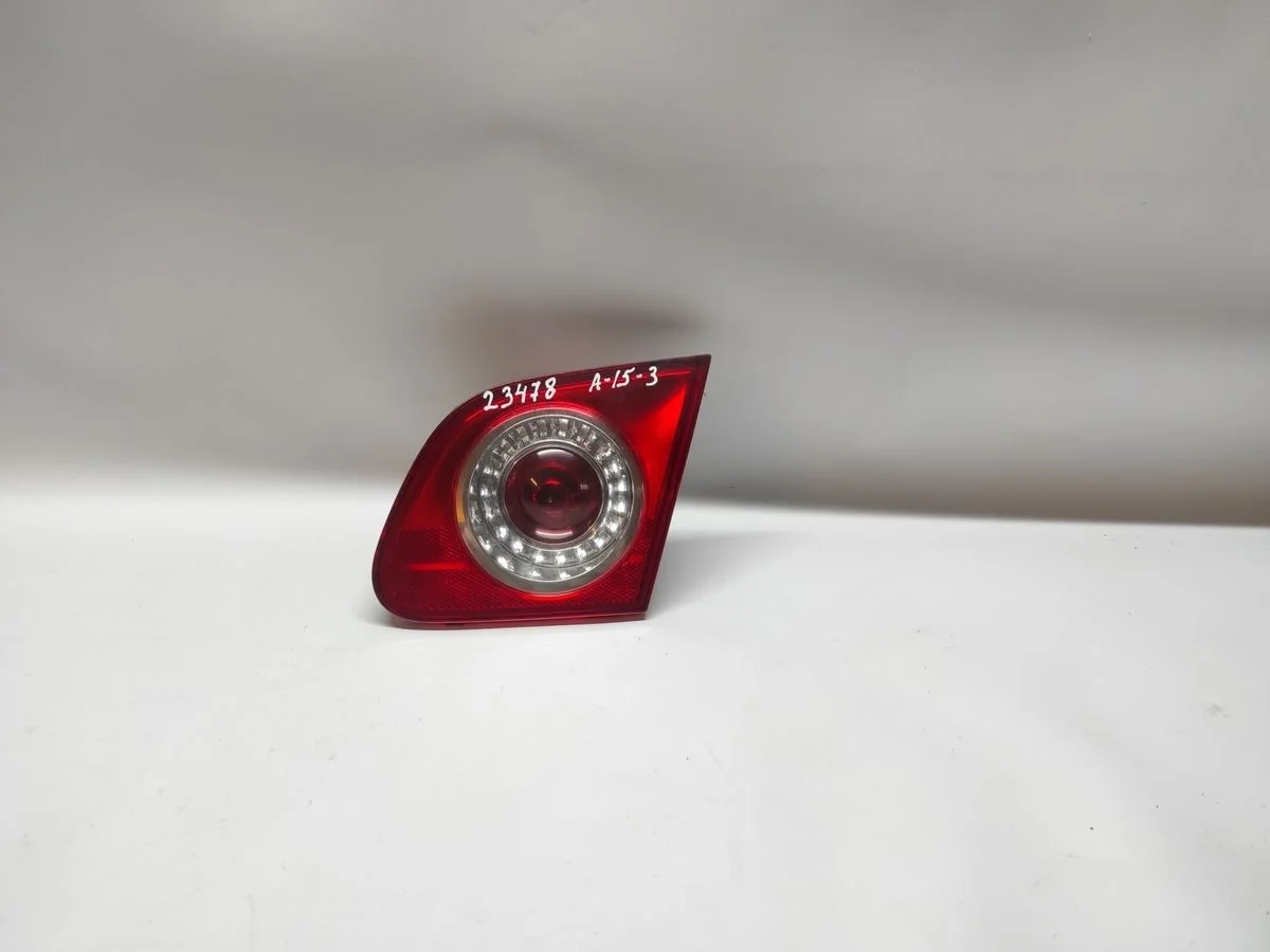Фонарь задний внутренний правый Volkswagen Passat B6 (2005—2010)