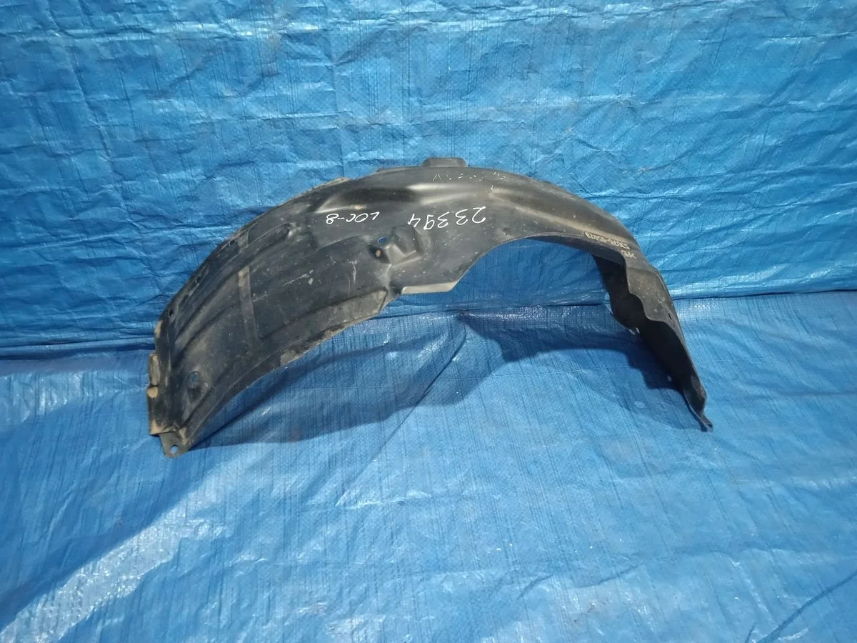 Подкрылок (локер) передний левый Toyota Avensis T220 (1997—2000)