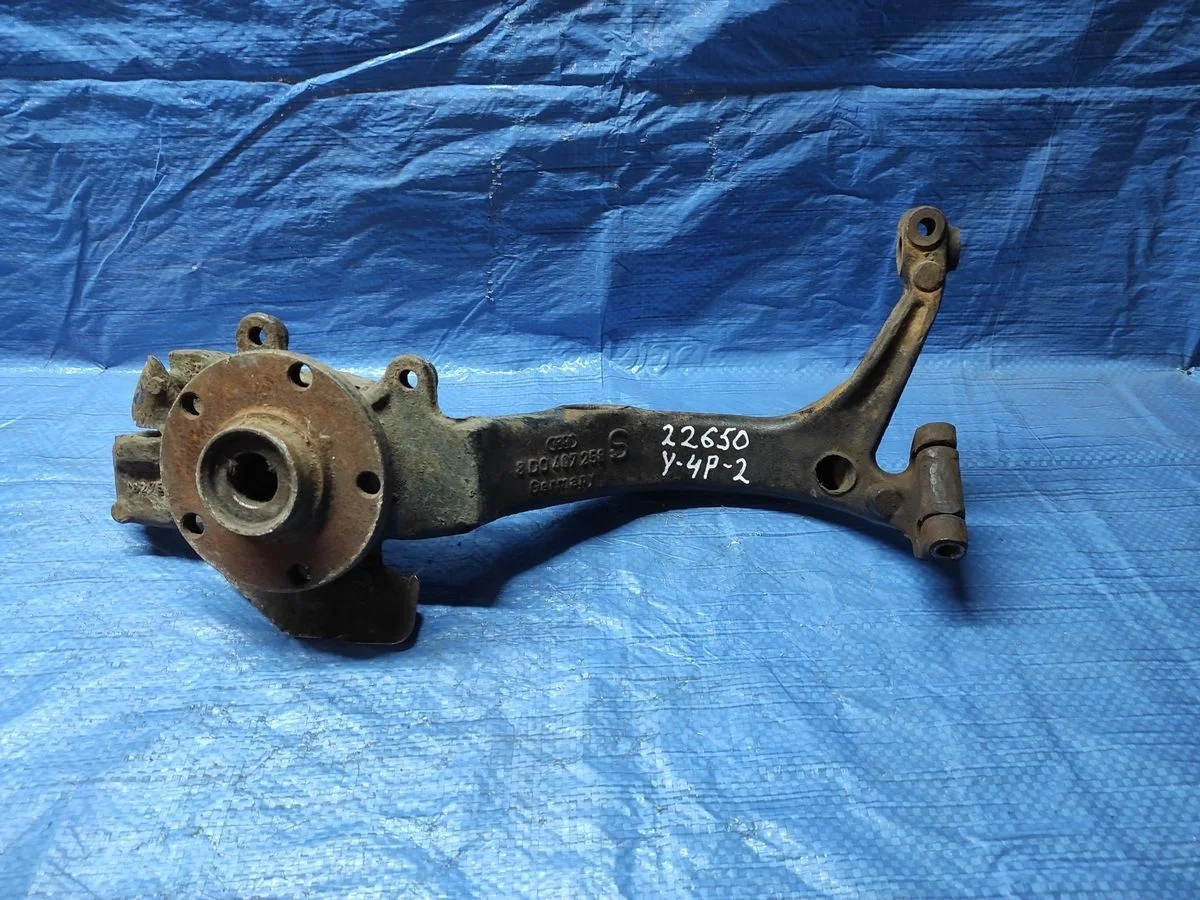 Кулак поворотный правый Audi A6 C5 (1997—2001)