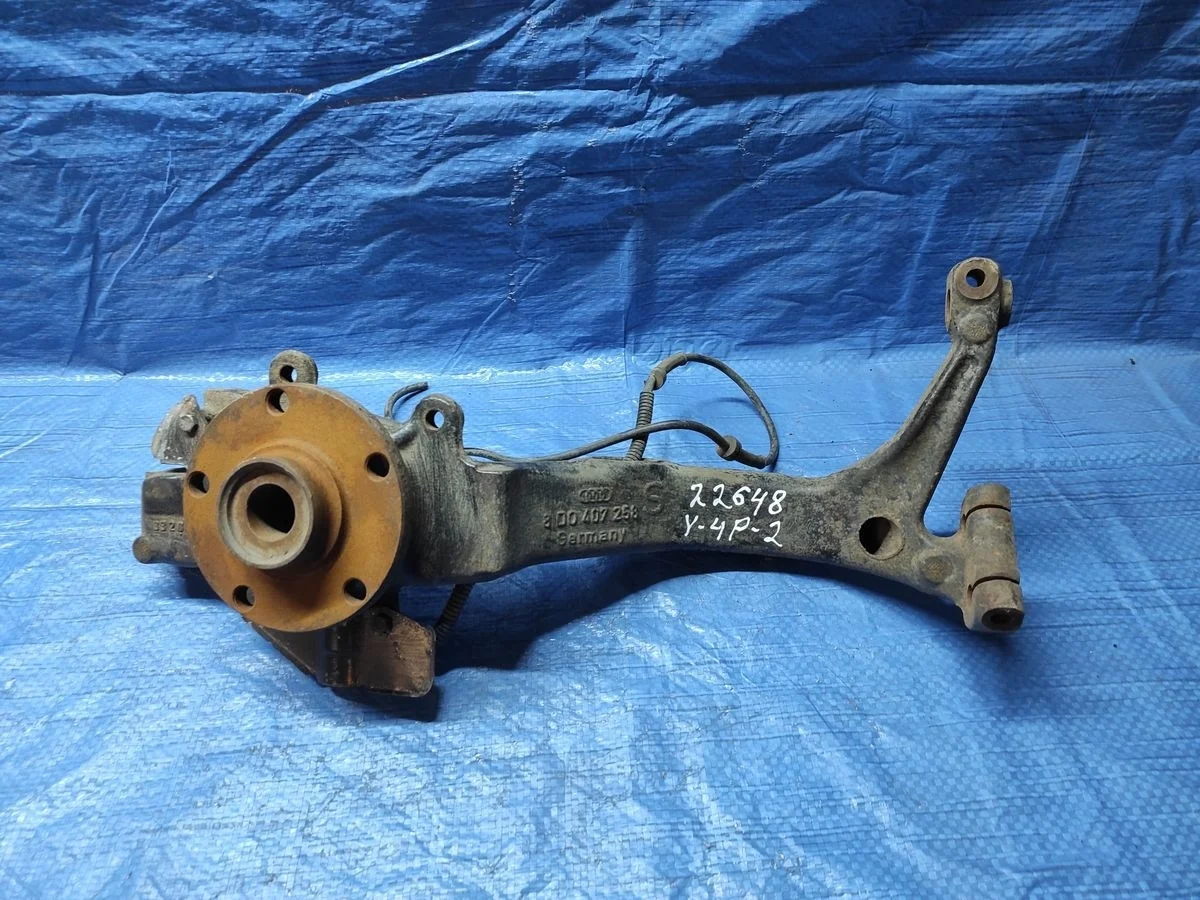 Кулак поворотный правый Audi A6 C5 (1997—2001)