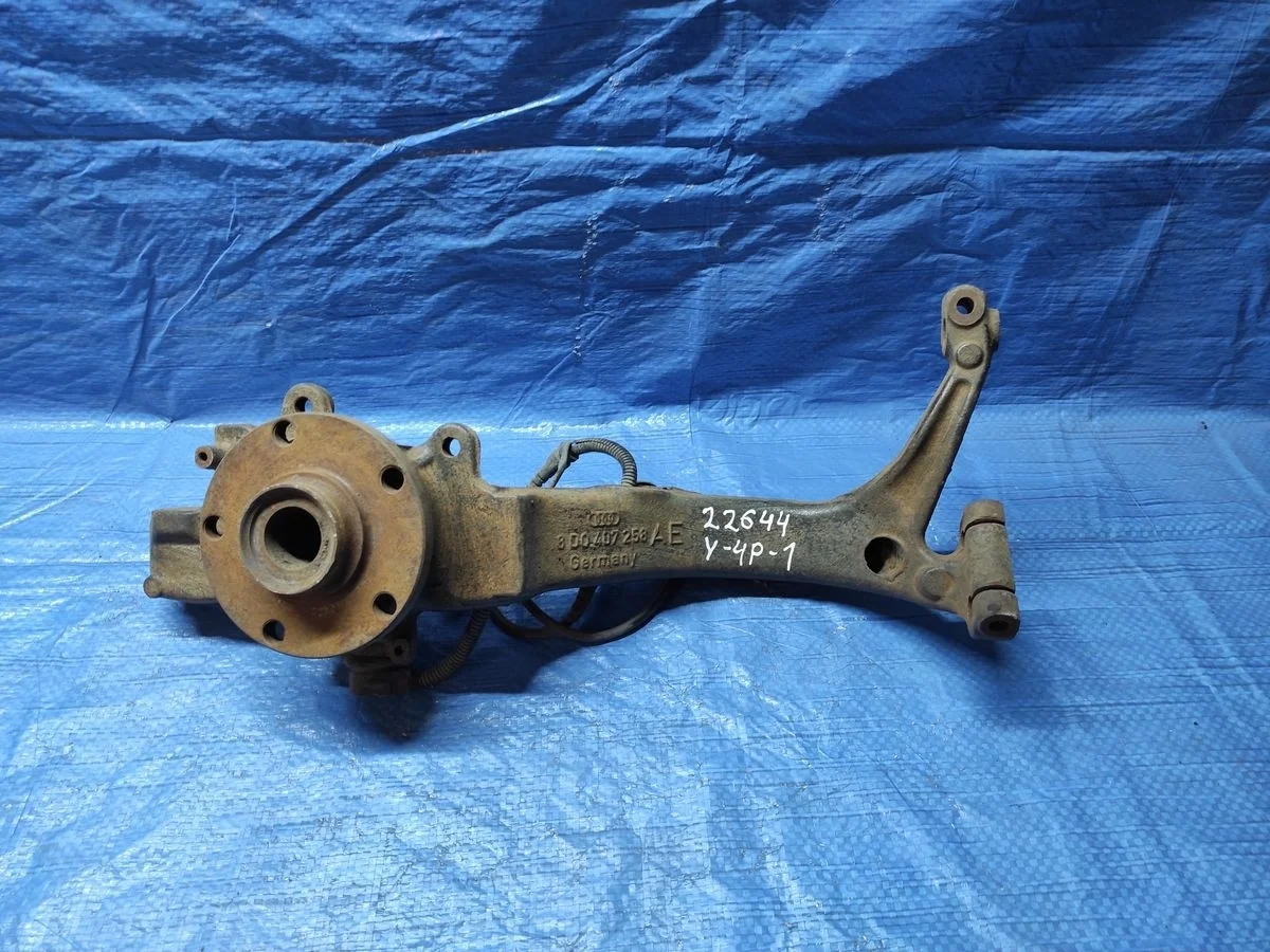 Кулак поворотный правый Audi A6 C5 (1997—2001)