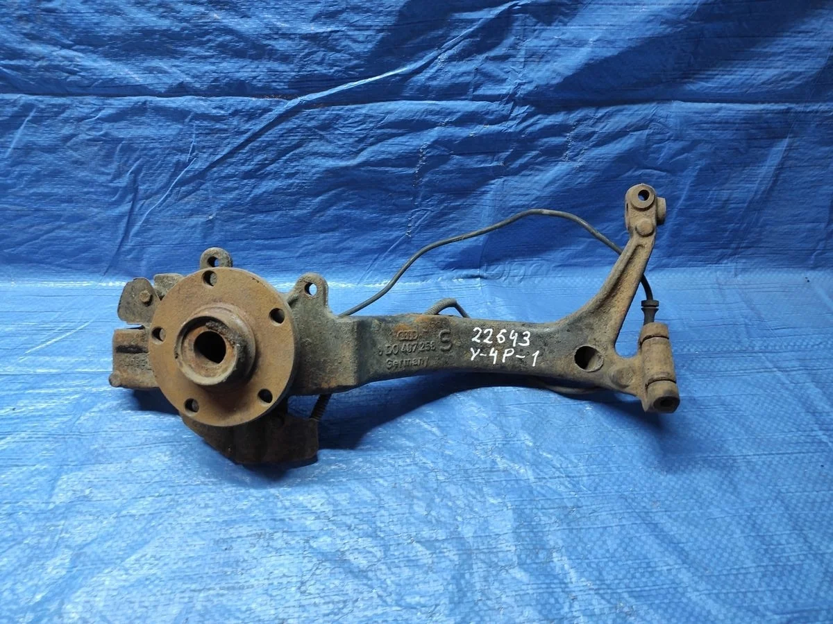 Кулак поворотный правый Audi A6 C5 (1997—2001)