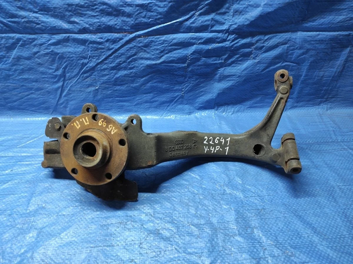 Кулак поворотный правый Audi A6 C5 (1997—2001)