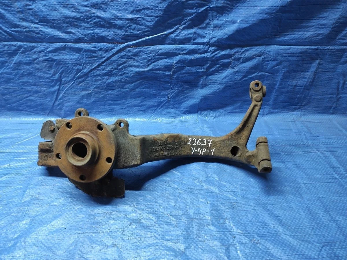 Кулак поворотный правый Audi A6 C5 (1997—2001)