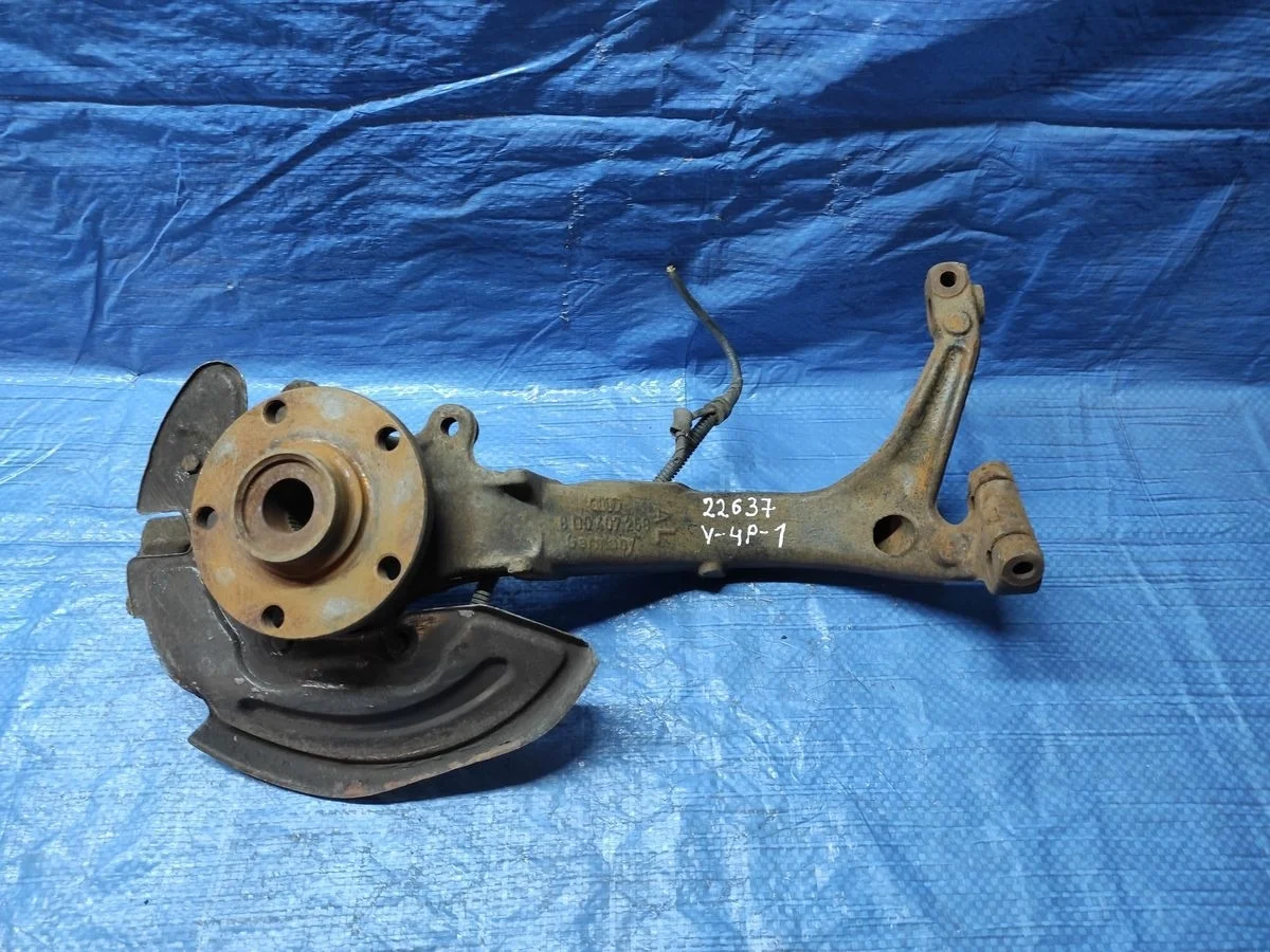 Кулак поворотный правый Audi A6 C5 (1997—2001)