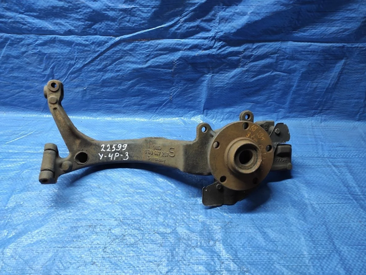 Кулак поворотный левый Audi A6 C5 (1997—2001)