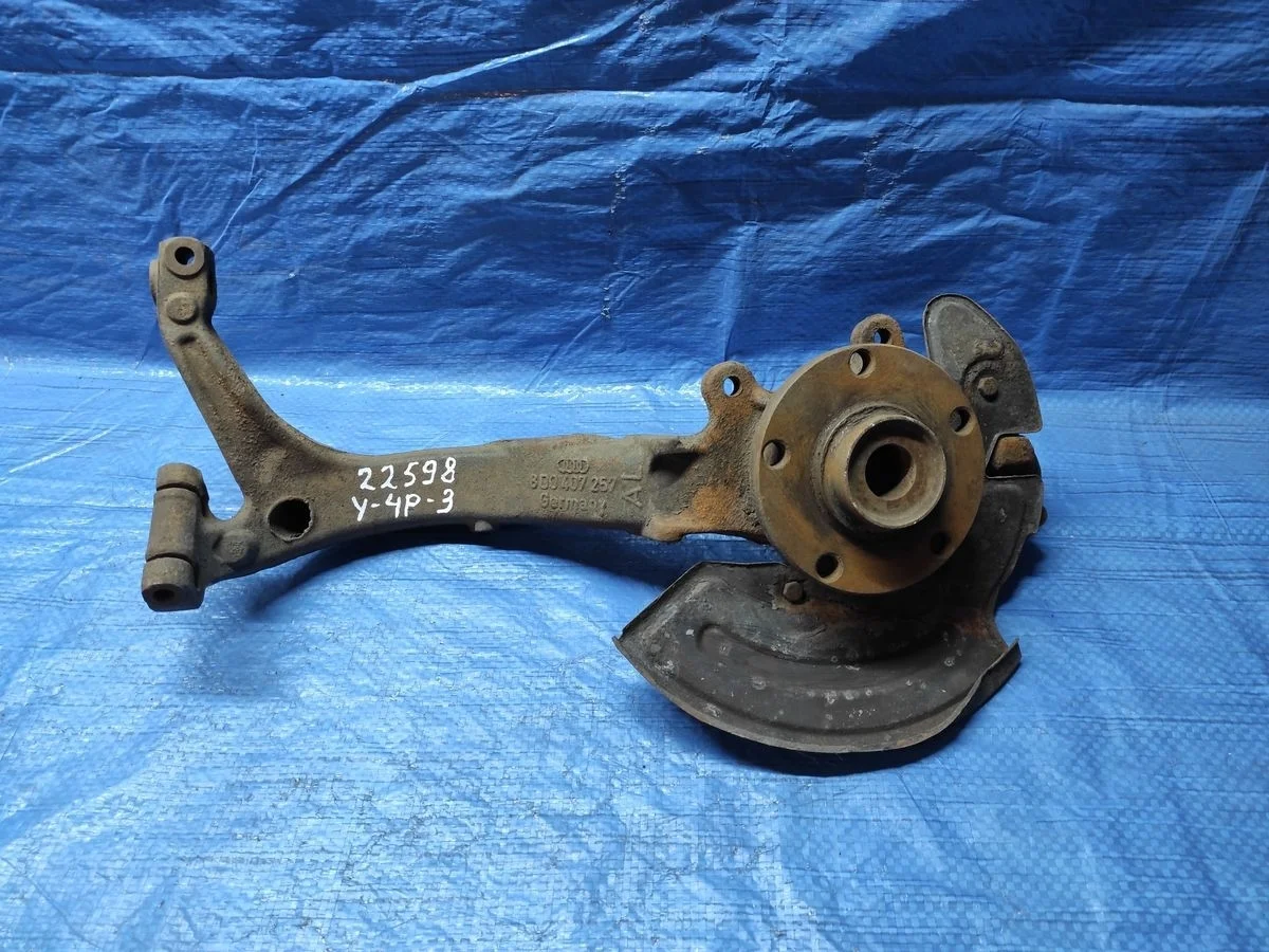 Кулак поворотный левый Audi A6 C5 (1997—2001)