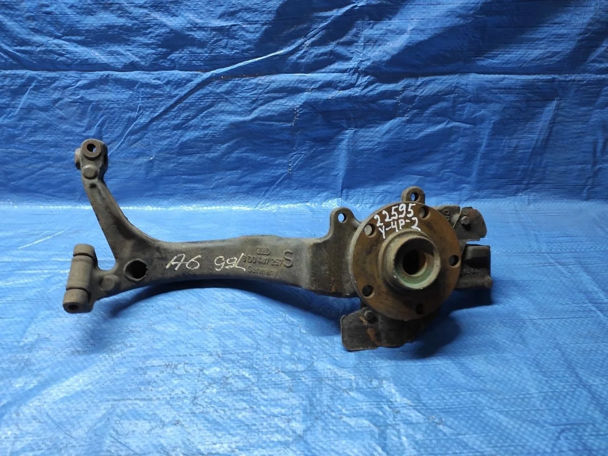 Кулак поворотный левый Audi A6 C5 (1997—2001)