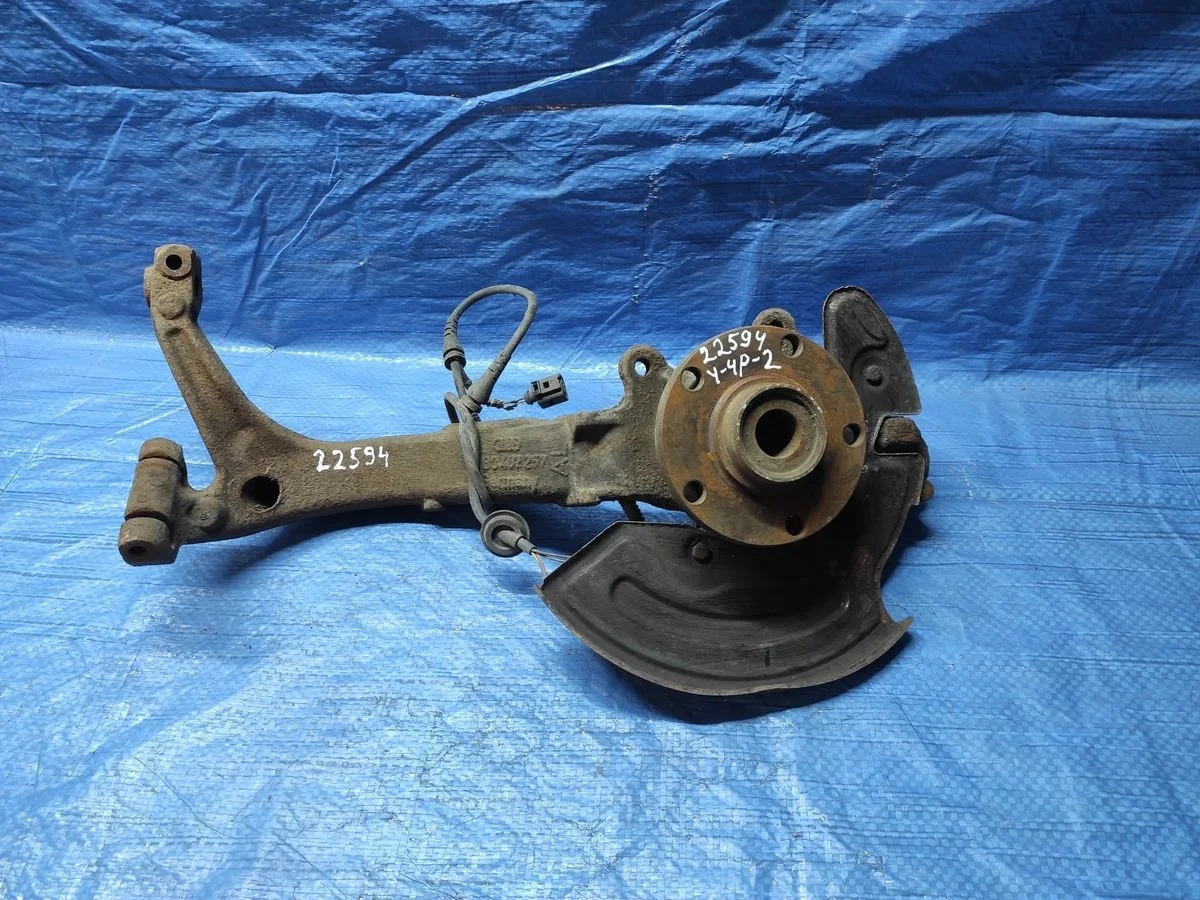 Кулак поворотный левый Audi A6 C5 (1997—2001)