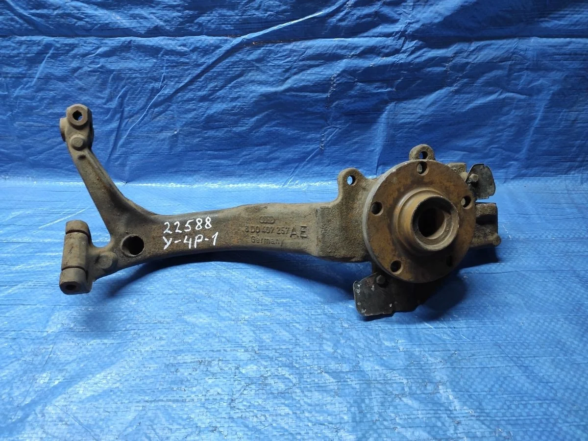 Кулак поворотный левый Audi A6 C5 (1997—2001)