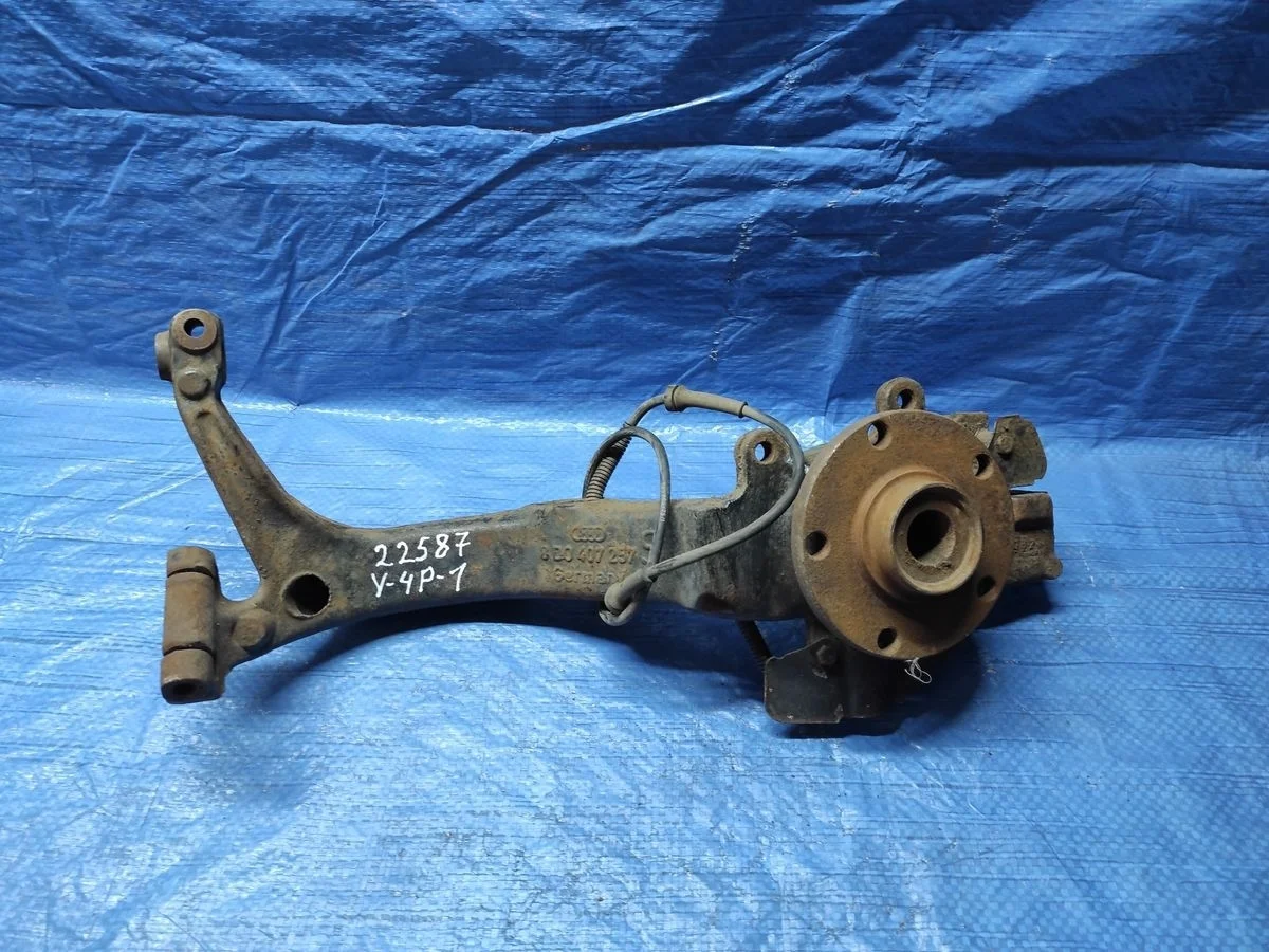 Кулак поворотный левый Audi A6 C5 (1997—2001)