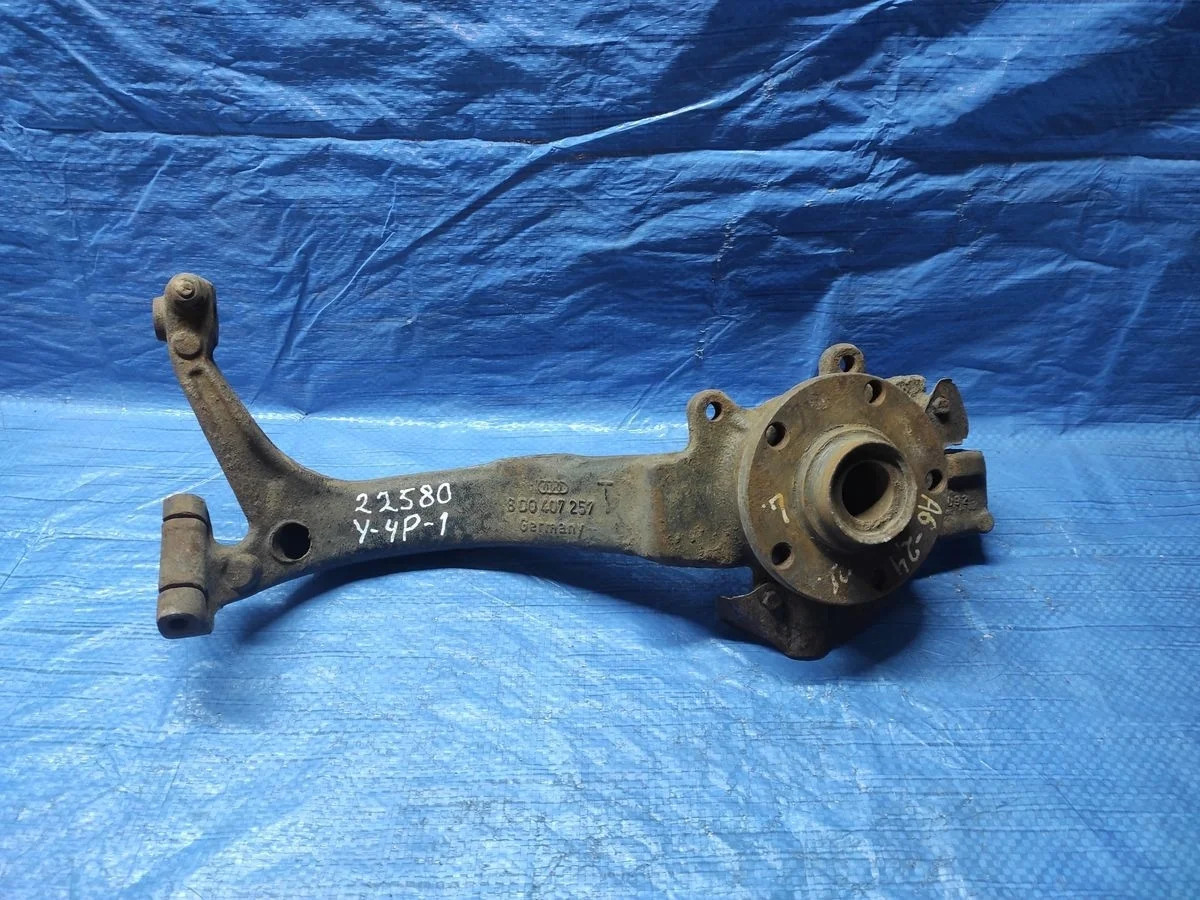 Кулак поворотный левый Audi A6 C5 (1997—2001)