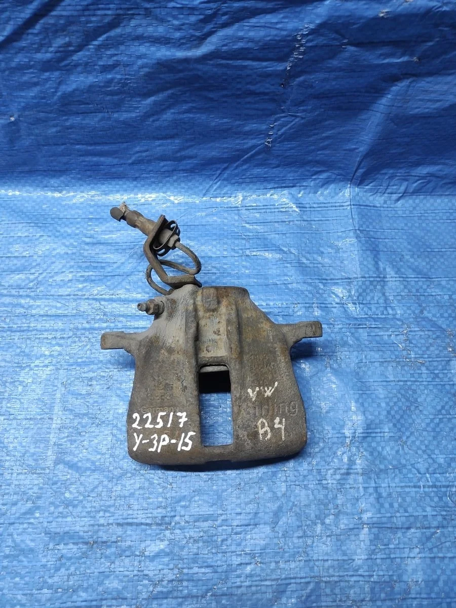 Суппорт тормозной передний правый Volkswagen Passat B3 (1988—1993)