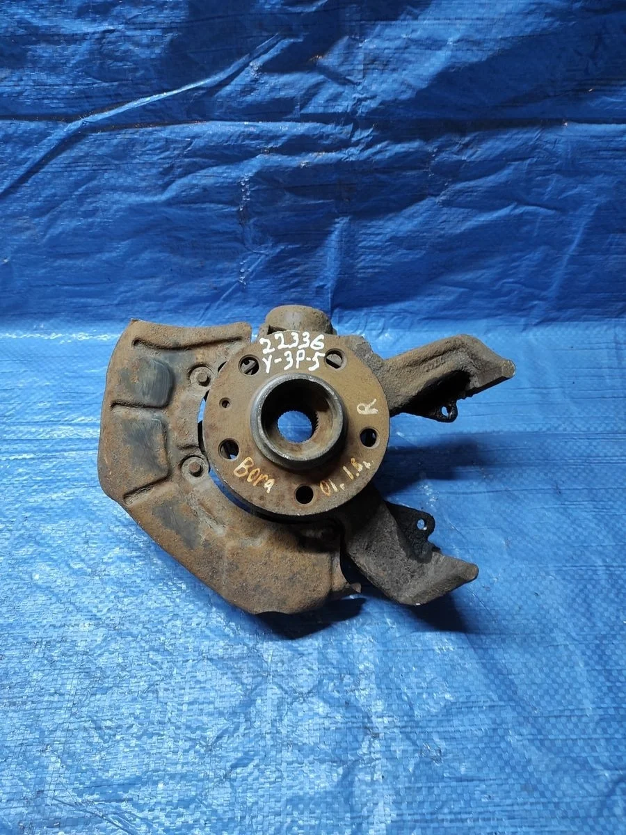 Кулак поворотный правый Volkswagen Golf Mk4 (1997—2006)