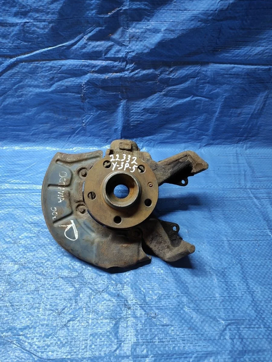 Кулак поворотный правый Volkswagen Golf Mk4 (1997—2006)