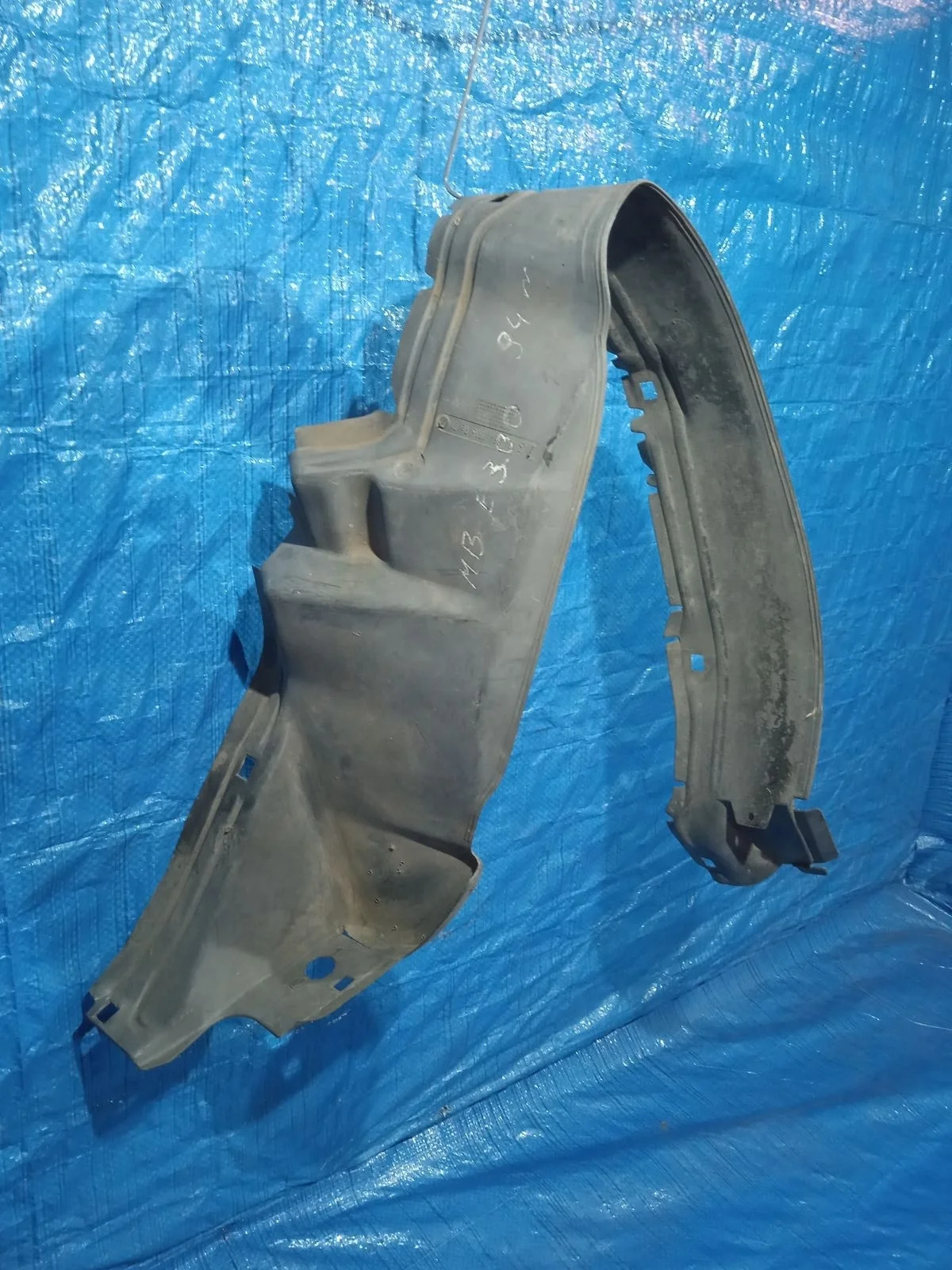 Подкрылок (локер) передний правый Mercedes-Benz E-класс W124/S124/C124/A124 (1984—1997)