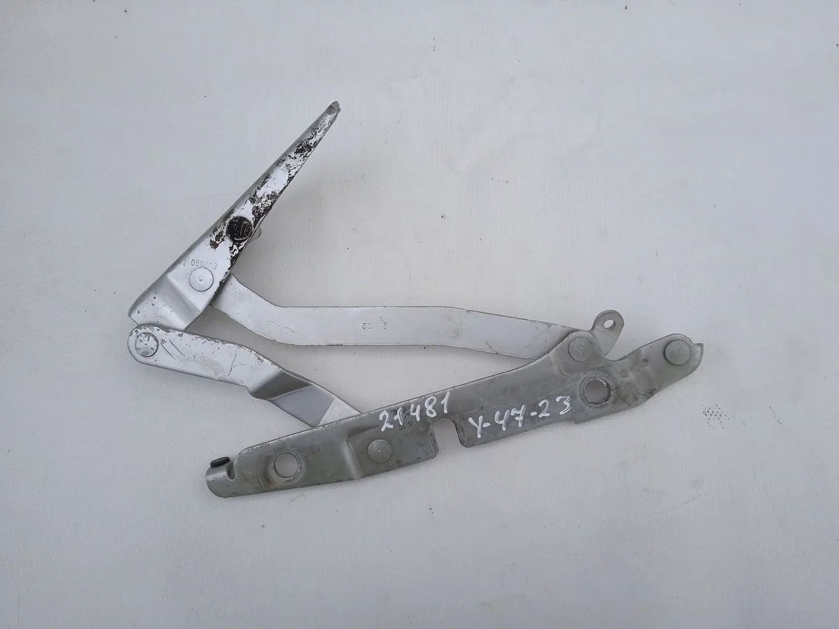 Петля багажника левая Audi A4 B6 (2000—2006)