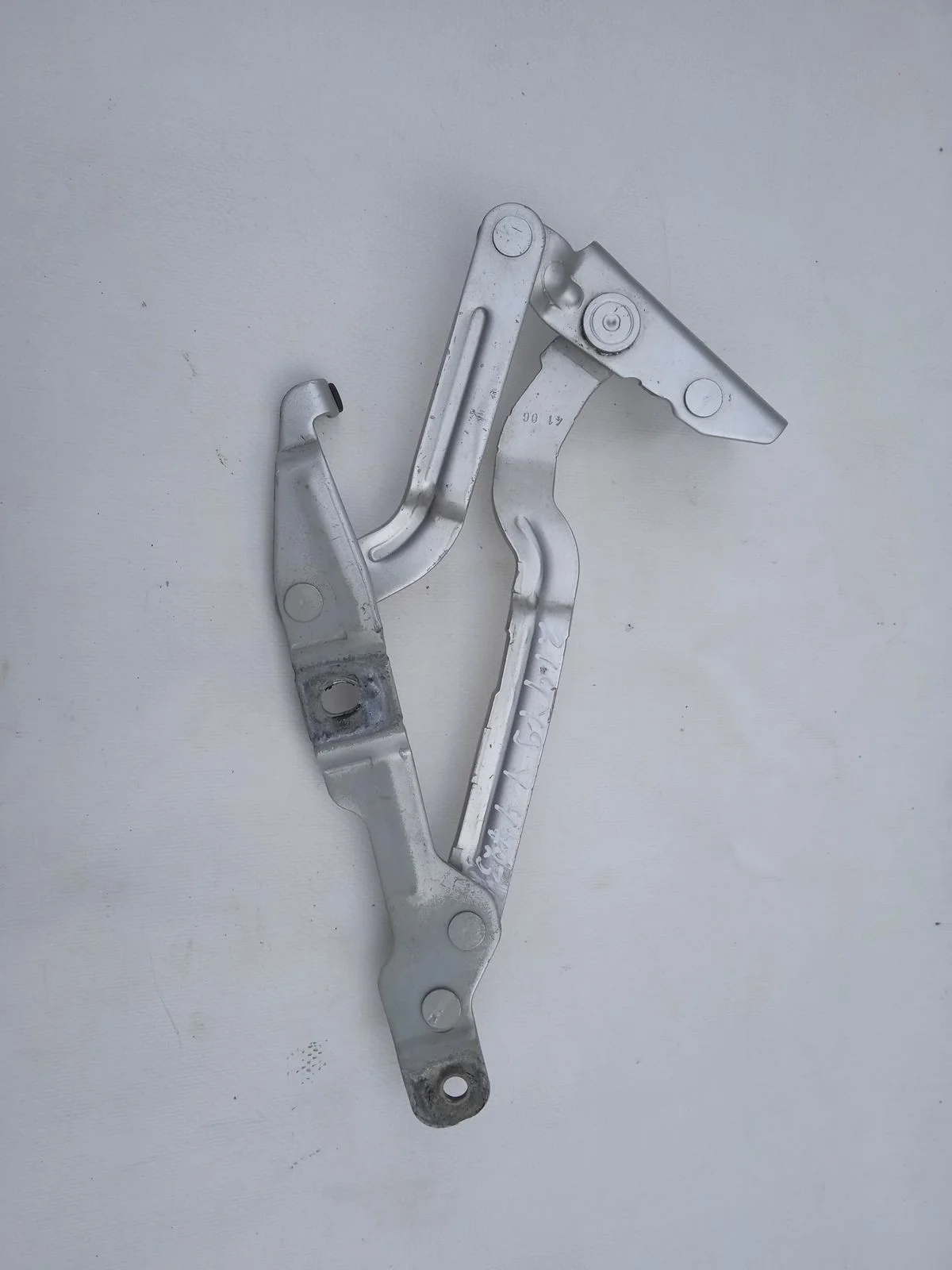 Петля багажника левая Skoda Superb I (2001—2006)