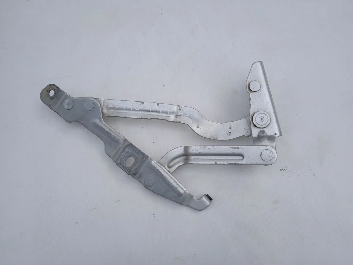 Петля багажника правая Skoda Superb I (2001—2006)