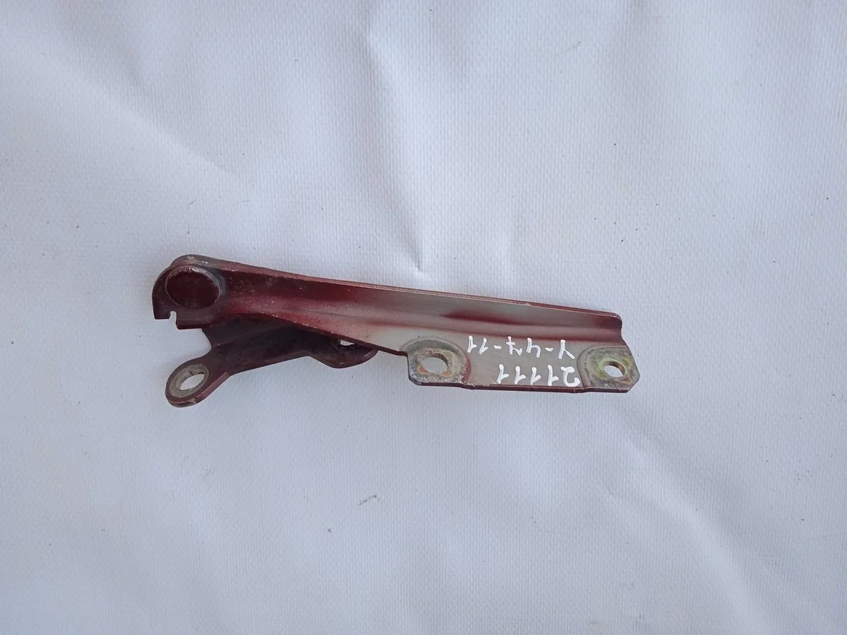 Петля капота левая Volvo V40 I рестайлинг (1999—2004)