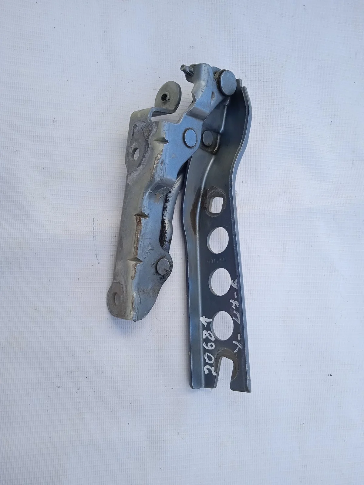 Петля капота левая Skoda Octavia II (2004—2009)