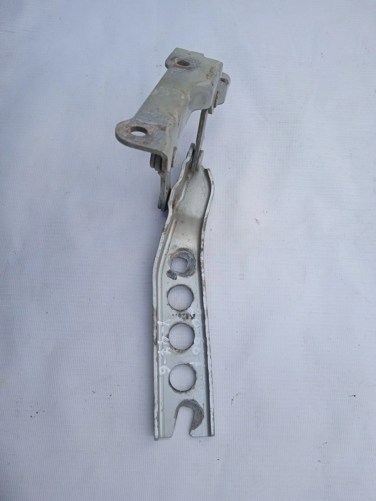 Петля капота левая Skoda Octavia II (2004—2009)