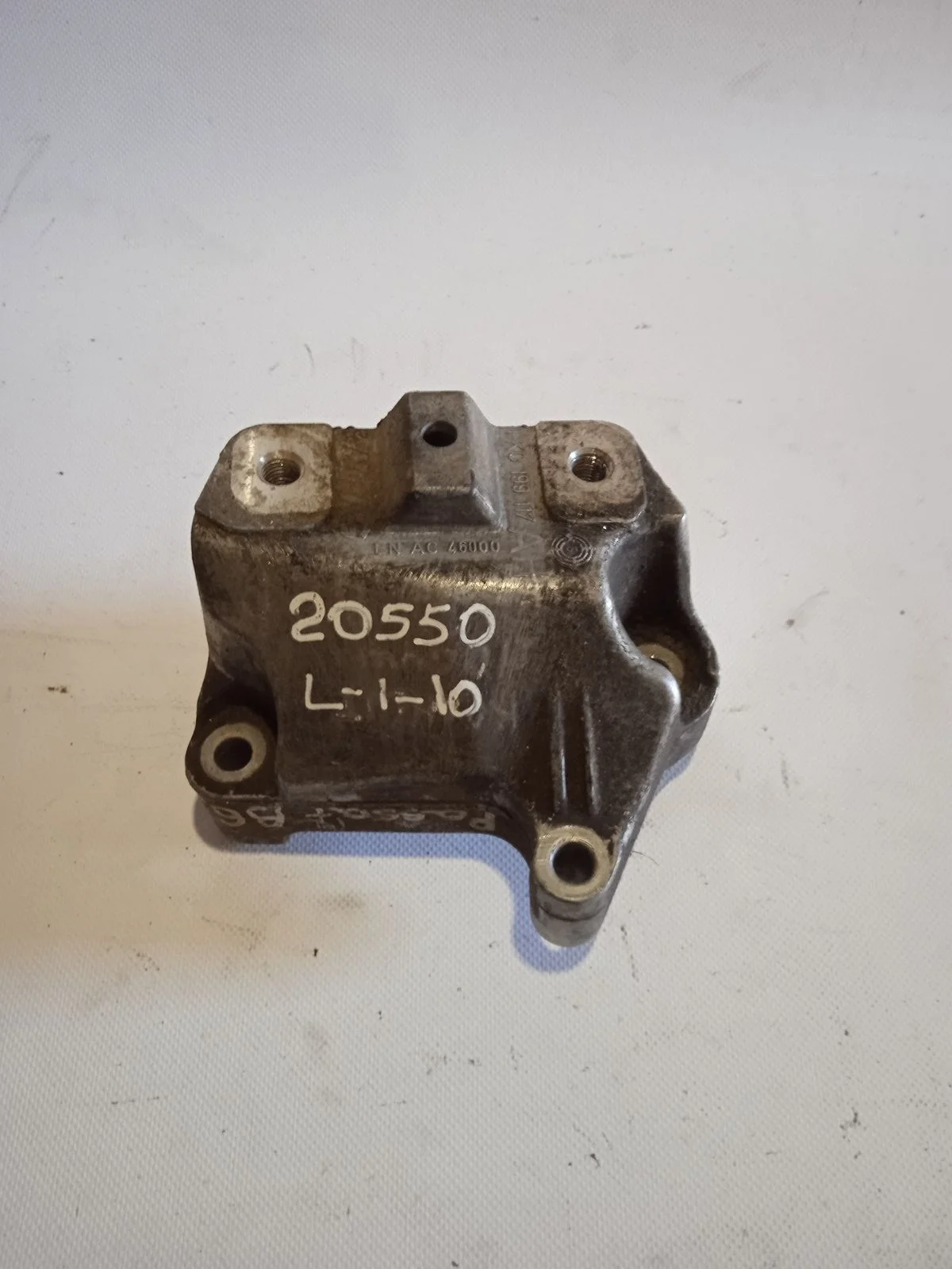 Кронштейн опоры КПП Volkswagen Passat B6 (2005—2010)