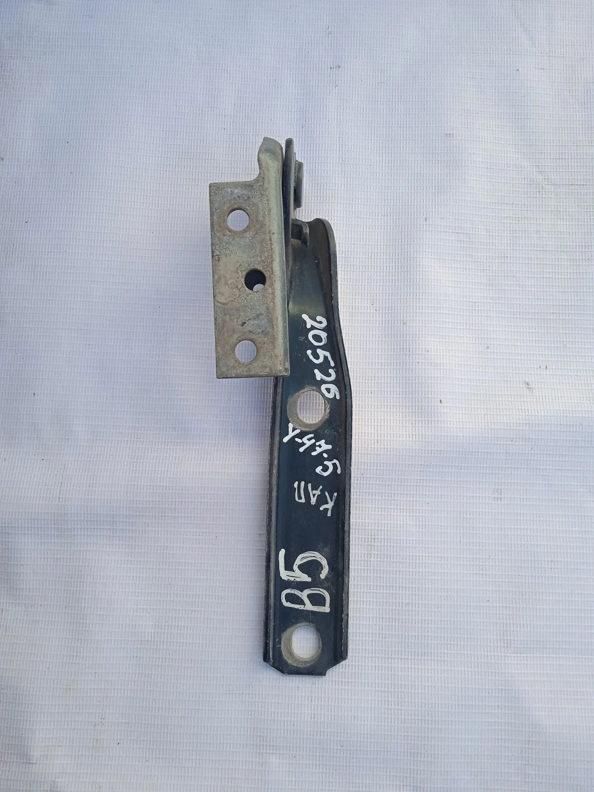 Петля капота левая Volkswagen Passat B5 (1996—2001)