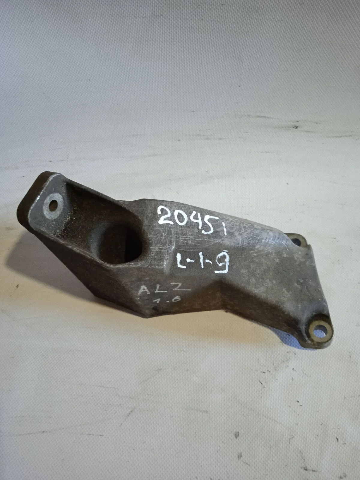 Кронштейн опоры двигателя Audi A4 B5 (1994—1999)