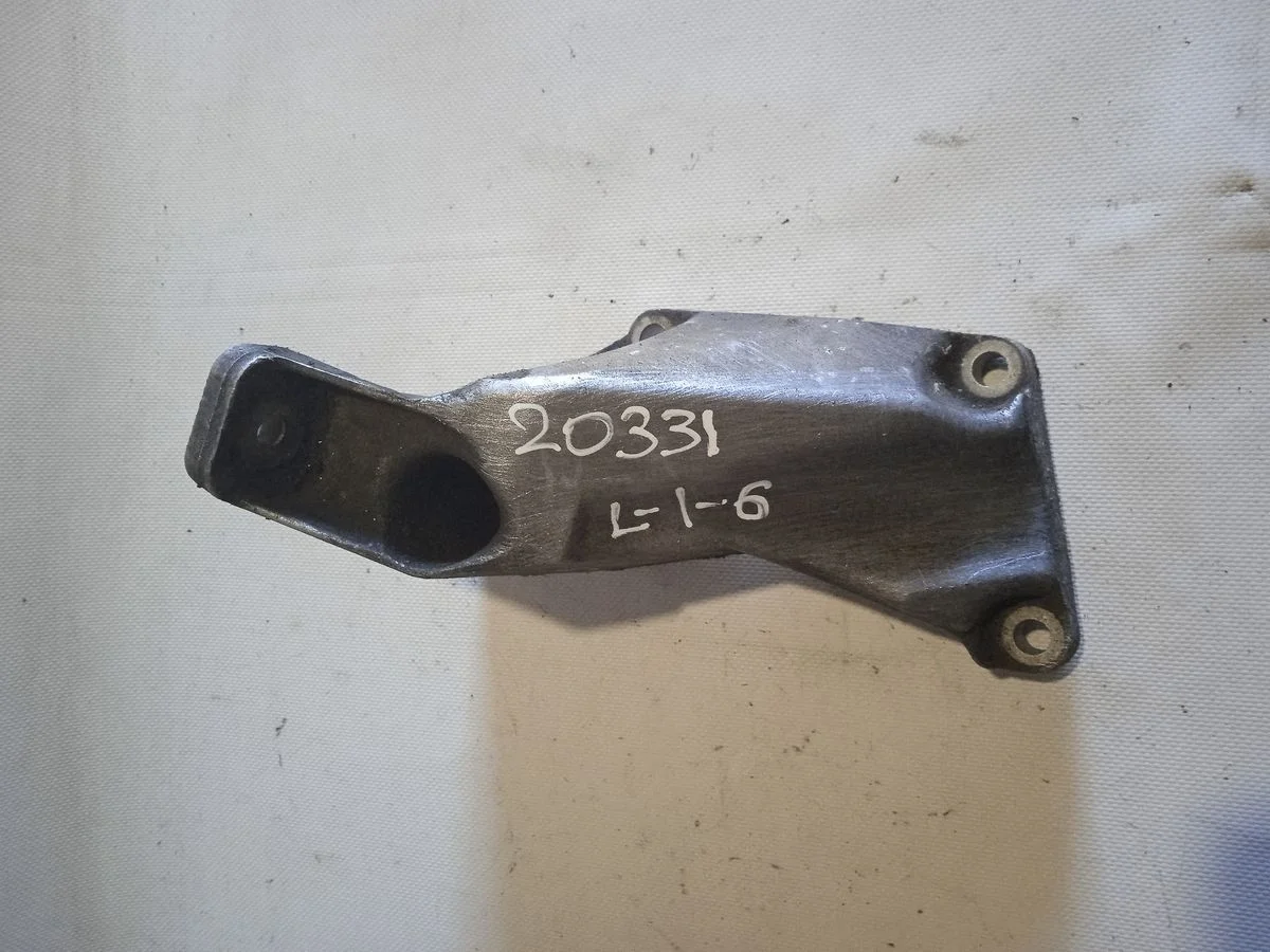 Кронштейн опоры двигателя Audi A4 B5 (1994—1999)