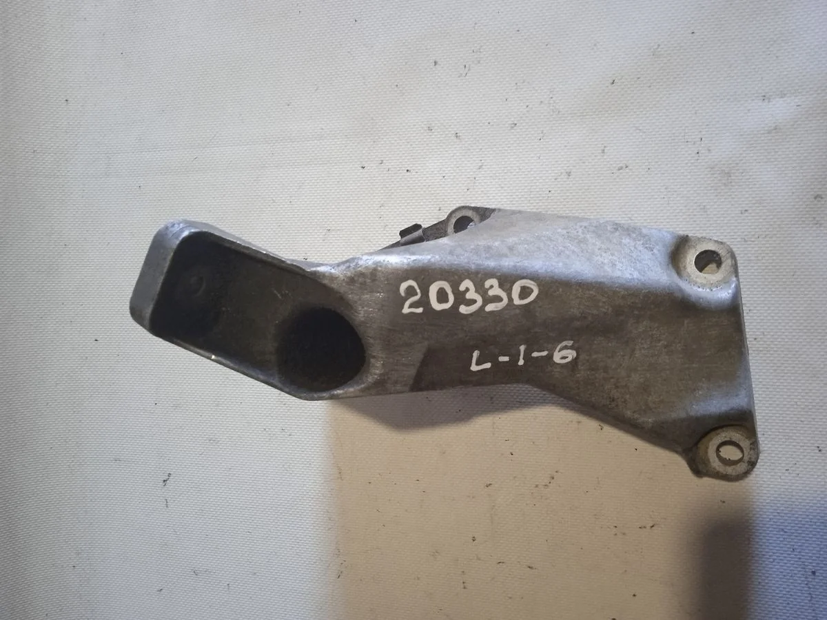 Кронштейн опоры двигателя Audi A4 B5 (1994—1999)