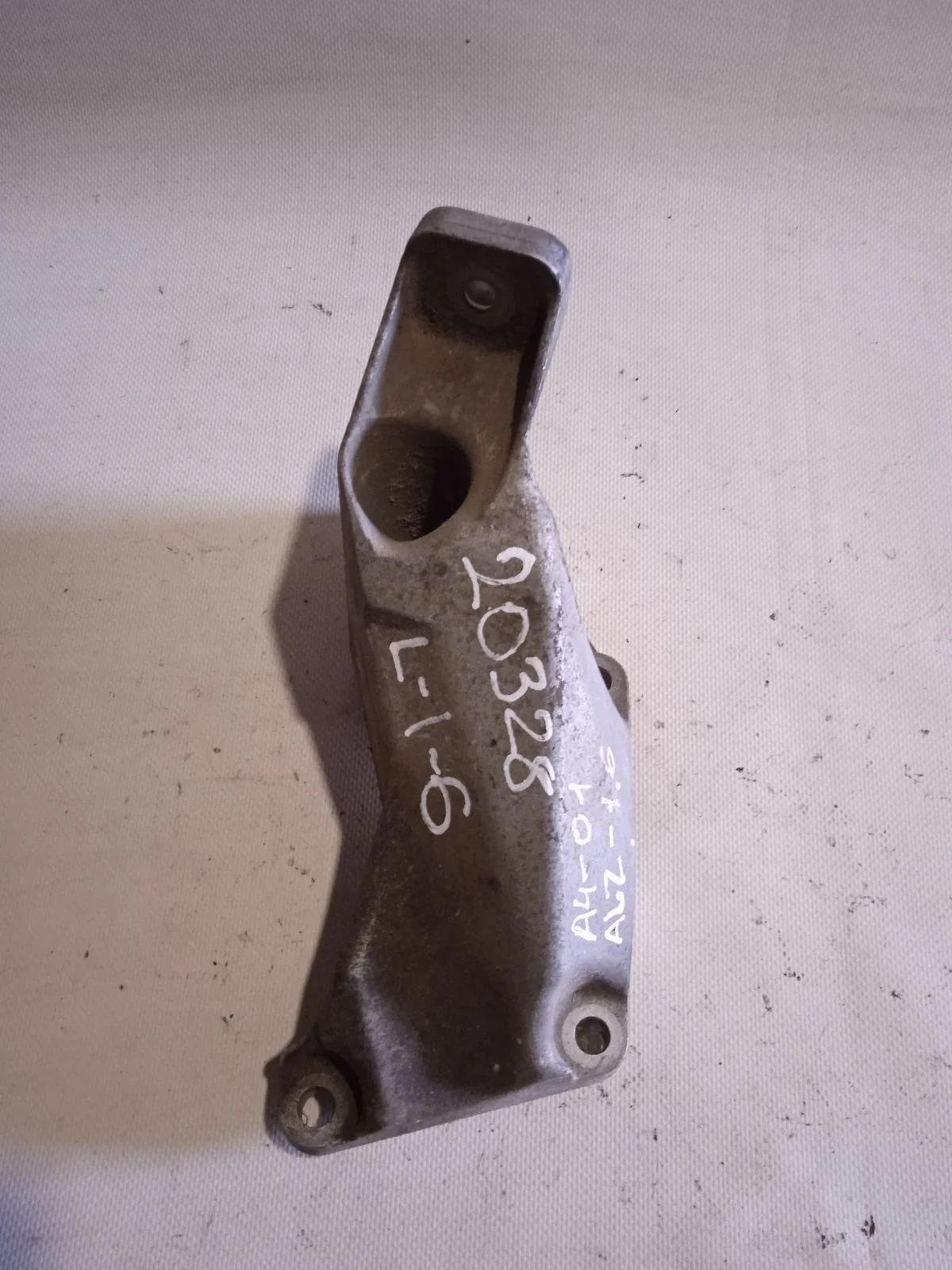 Кронштейн опоры двигателя Audi A4 B5 (1994—1999)